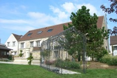 Une gloriette ou une pergola ouvragée saura apporter son charme à vos extérieurs 