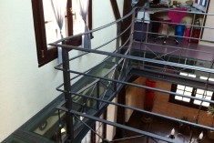 Projet de mezzanine avec garde-corps métallique et conservation de l'espace - Solution retenue : plancher verre et balustrade métal