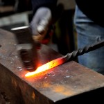 Façonnage du fer à la forge aux Etablissements Crapeau de Prunay-sur-Essonne