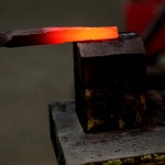 Façonnage du fer à la forge aux Etablissements Crapeau de Prunay-sur-Essonne
